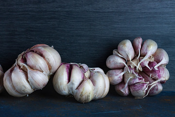 JOS SOBRE MESA DE MADERA OSCURA