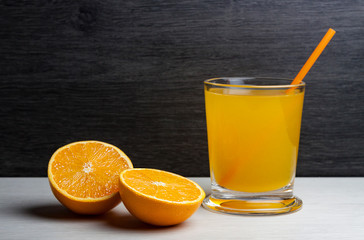 NARANJA CORTADA CON VASO DE ZUMO Y PAJITA