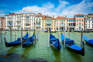 Fototapeta na wymiar Des gondoles sur le Grand Canal de Venise (Italie) en été