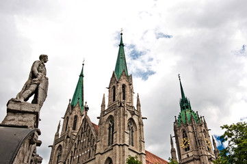 Fototapeta na wymiar St.-Pauls-Kirche, München, Bayern, an der Theresienwiese. Am 17.12.1960 streifte ein Flugzeug den Hauptturm der Kirche und stürzte auf eine Straßenbahn
