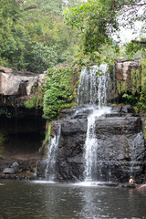 Fototapeta na wymiar Junge allein am Wasserfall 