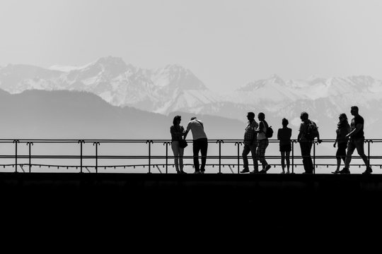 Touristen bei Lindau am Bodensee - Alpenparorama