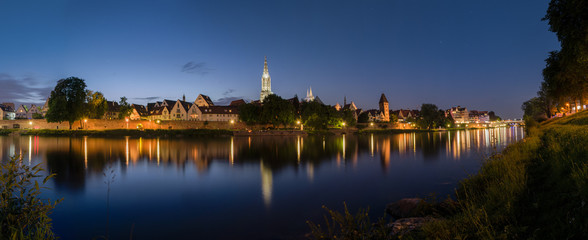 Fototapeta na wymiar Die Ulmer Altstadt bei Nacht - Panorama