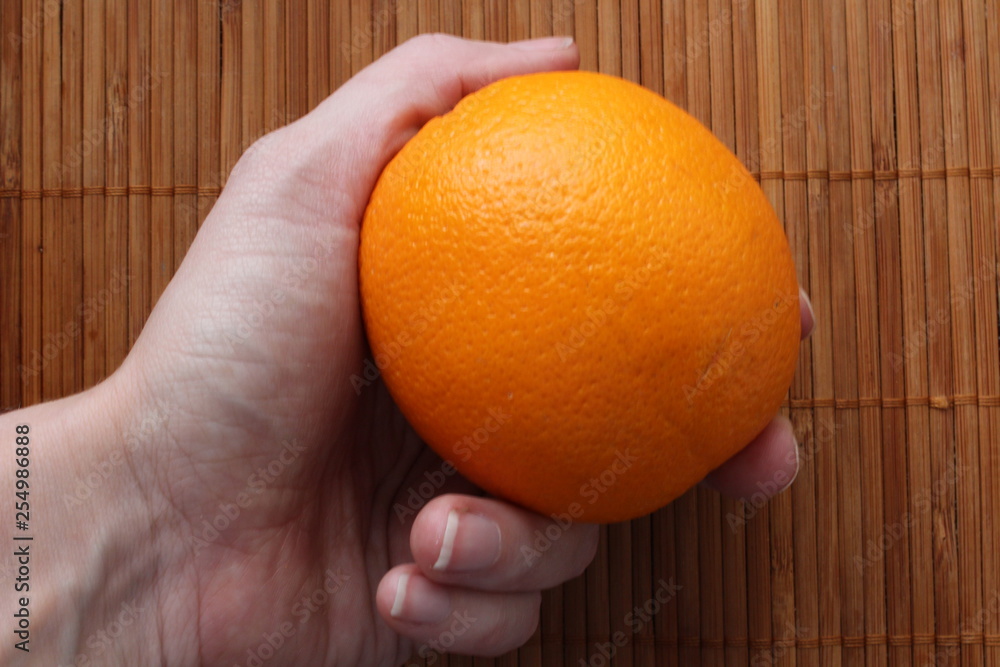 Wall mural orange in hand