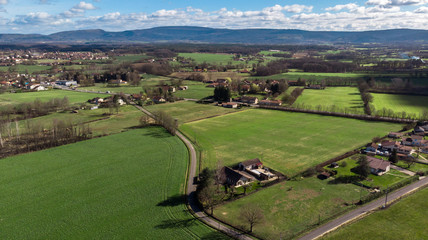 vue aérienne sur une campagne avec des maisons