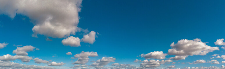 panoramique sur un ciel bleu nuageux
