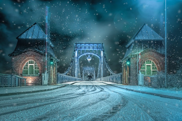 Kaiser Wilhelm Brücke im Winter bei Schneefall 