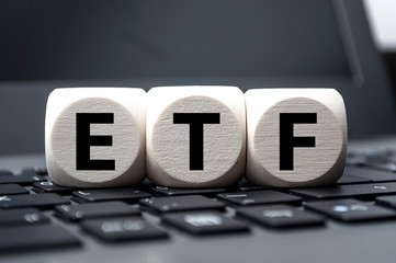 Würfel und Taschenrechner mit ETF exchange-traded fund