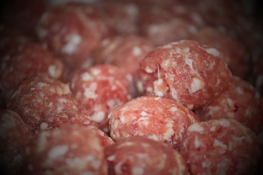Hackfleischb&auml;llchen aus rohem Hackfleisch