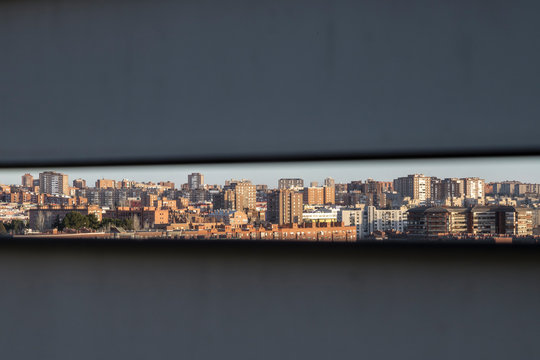 Panor&aacute;mica de un barrio de Madrid, durante la puesta de sol, encuadrada dentro de una rendija,