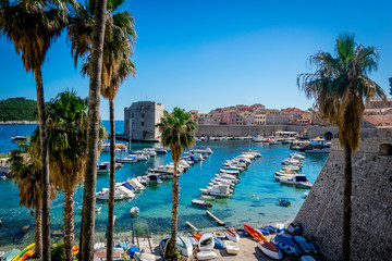 Panorama sur le port et la vielle ville de Dubrovnik en Croatie
