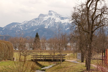 Blick auf den Mondsee un die Schneebedeckten Berge im Salzkammergut in Österreich