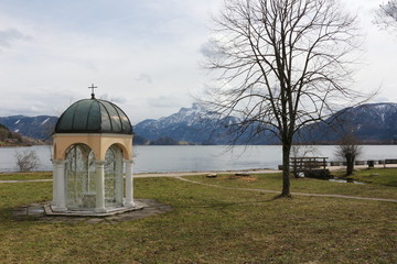 Blick auf den Mondsee un die Schneebedeckten Berge im Salzkammergut in Österreich