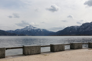 Blick auf den Mondsee im Salzkammergut in Österreich