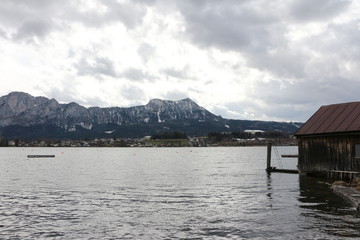 Blick auf den Mondsee im Salzkammergut in Österreich