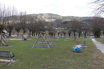 Spielplatz in einer Grünanlage am Mondsee im Salzkammergut in Österreich