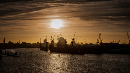 Sonnenaufgang im Hafen von Hamburg