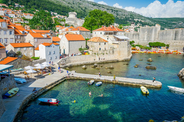 Fototapeta na wymiar Toits oranges et fortification de la vieille ville de Dubrovnik en Croatie