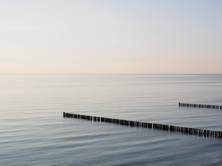 Buhnen in der Ostsee bei Sonnenaufgang