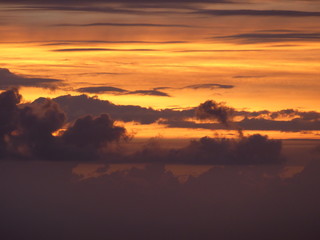 Fototapeta na wymiar Dunkel orange-gelb Wolken am Himmel