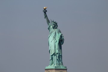 Fototapeta na wymiar Liberty Monument, Hudson River, New York, Estatua de la Libertad sobre el rio Hudson en New York