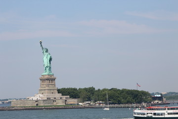 Fototapeta premium Liberty Monument, Hudson River, New York, Estatua de la Libertad sobre el rio Hudson en New York