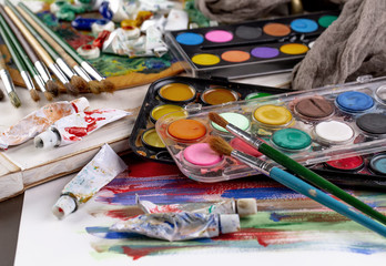 Obraz premium Paint brushes and paints for drawing.