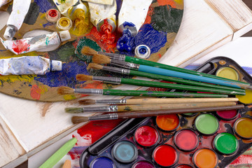 Obraz premium Paint brushes and paints for drawing.
