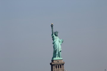 Naklejka na ściany i meble Liberty Monument, Hudson River, New York, Estatua de la Libertad sobre el rio Hudson en New York