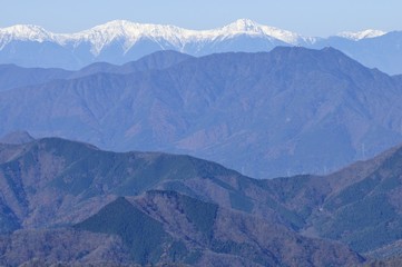 丹沢より望む南アルプスと三ツ峠山