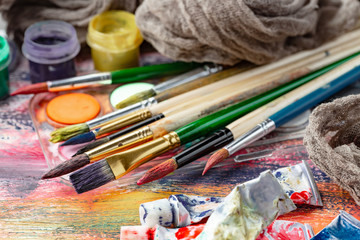 Obraz premium Paint brushes and paints for drawing.