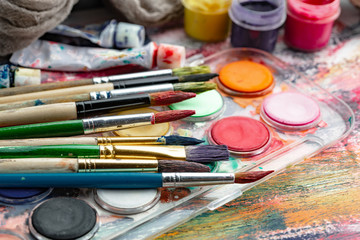 Obraz premium Paint brushes and paints for drawing.