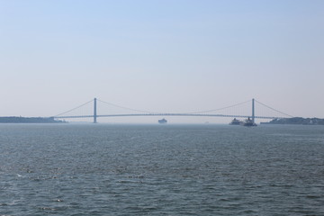 Fototapeta premium Puente Verrazano-Narrows visto desde el Rio Hudson