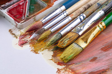 Obraz premium Paint brushes and paints for drawing.