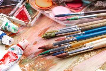 Obraz premium Paint brushes and paints for drawing.