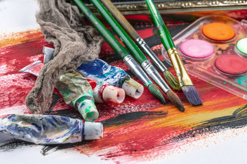Obraz premium Paint brushes and paints for drawing.
