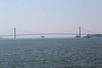 Fototapeta na wymiar Puente Verrazano-Narrows visto desde el Rio Hudson
