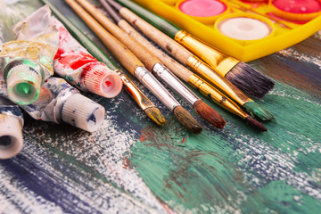 Obraz premium Paint brushes and paints for drawing.