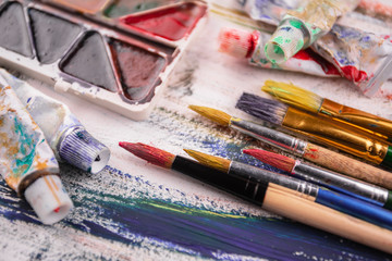 Obraz premium Paint brushes and paints for drawing.