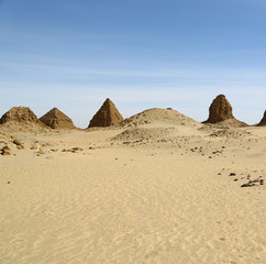 Fototapeta na wymiar the antique pyramids of the black pharaohs