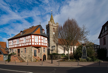 Obraz premium Altes Rathaus mit Jakobuskirche in Bruchköbel im Main-Kinzig-Kreis in Hessen, Deutschland 