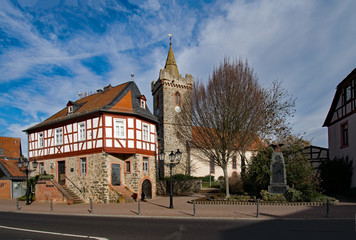Altes Rathaus mit Jakobuskirche in Bruchköbel im Main-Kinzig-Kreis in Hessen, Deutschland 