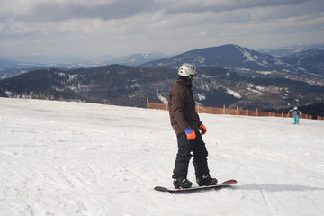 Fototapeta na wymiar man snowboarding on snow in winter 