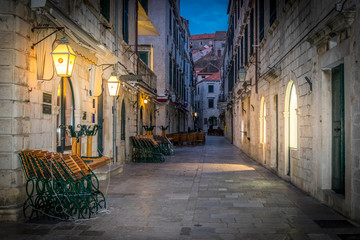 La vieille ville de Dubrovnik au petit matin sans personne avec ses boutiques encore fermées