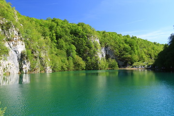 Fototapeta na wymiar クロアチア　神秘的なエメラルドグリーンの世界　プリトヴィツェ　トレッキング