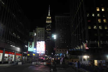 Fototapeta na wymiar New York de noche Empire State iluminado