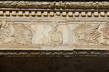 "Imago pietatis" tra due angeli; architrave del portale rinascimentale della chiesa di "San Cristo" a Brescia