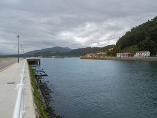 Paisaje del Río Nalón en un día nuboso, Asturias con el pueblo al fondo, verano de 2018