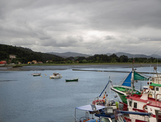 Paisaje del Río Nalón en un día nuboso,  Asturias con el pueblo al fondo, verano de 2018