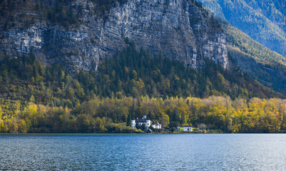 Fototapeta na wymiar Beautiful lake scenery in Hallstatt, Austria